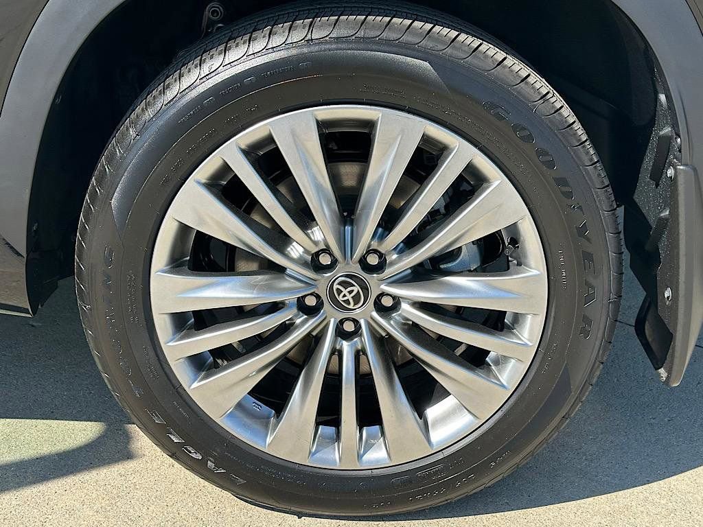 New 2026 Toyota Highlander Platinum AWD/4WD image 15