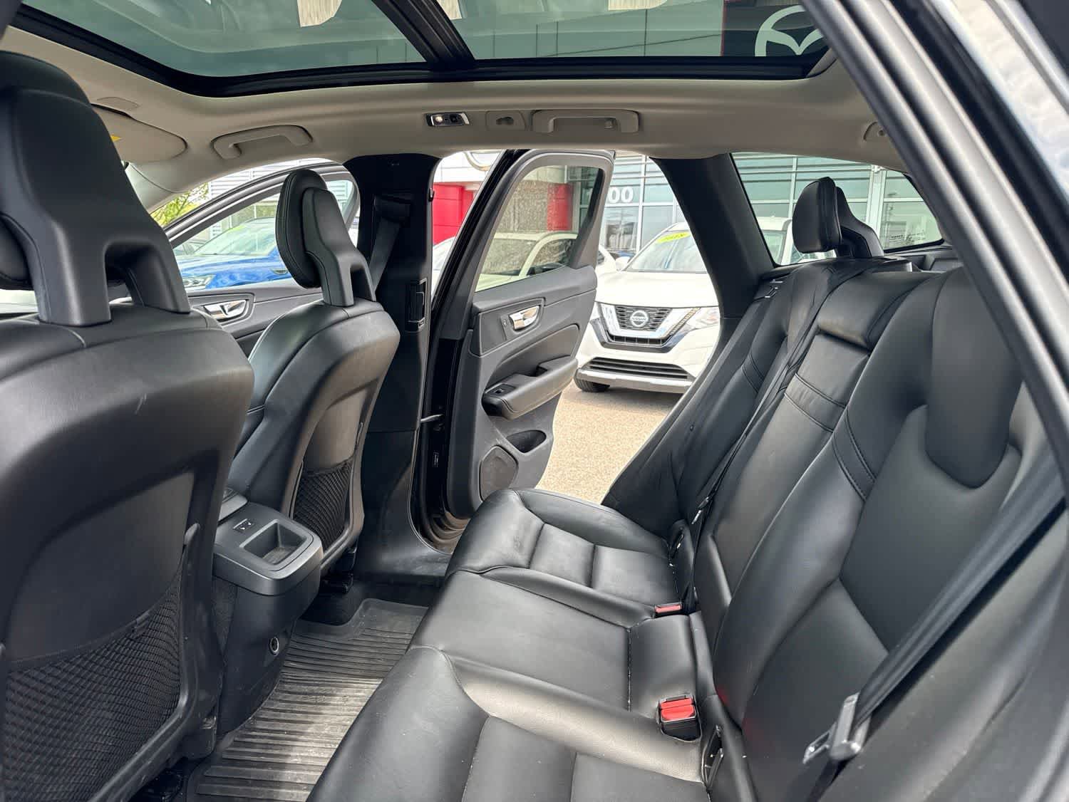 Used 2019 Volvo XC60 T6 Momentum w/ Premium Package AWD/4WD image 17
