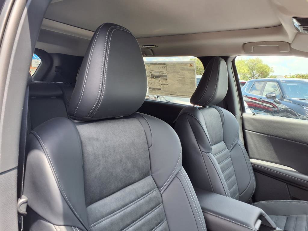 New 2025 Mitsubishi Outlander SE image 11