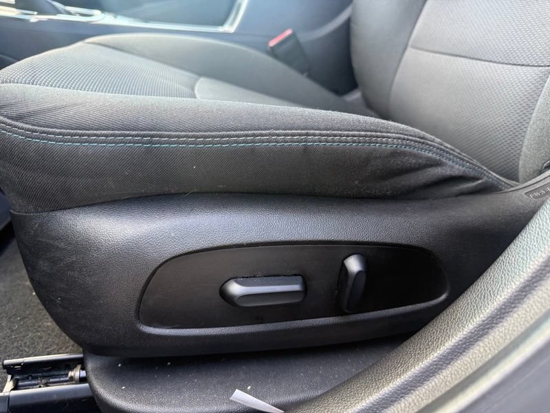 Used 2018 Chevrolet Cruze LT w/ Convenience Package FWD image 4