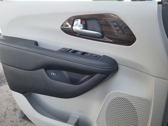 Used 2023 Chrysler Pacifica Limited image 13