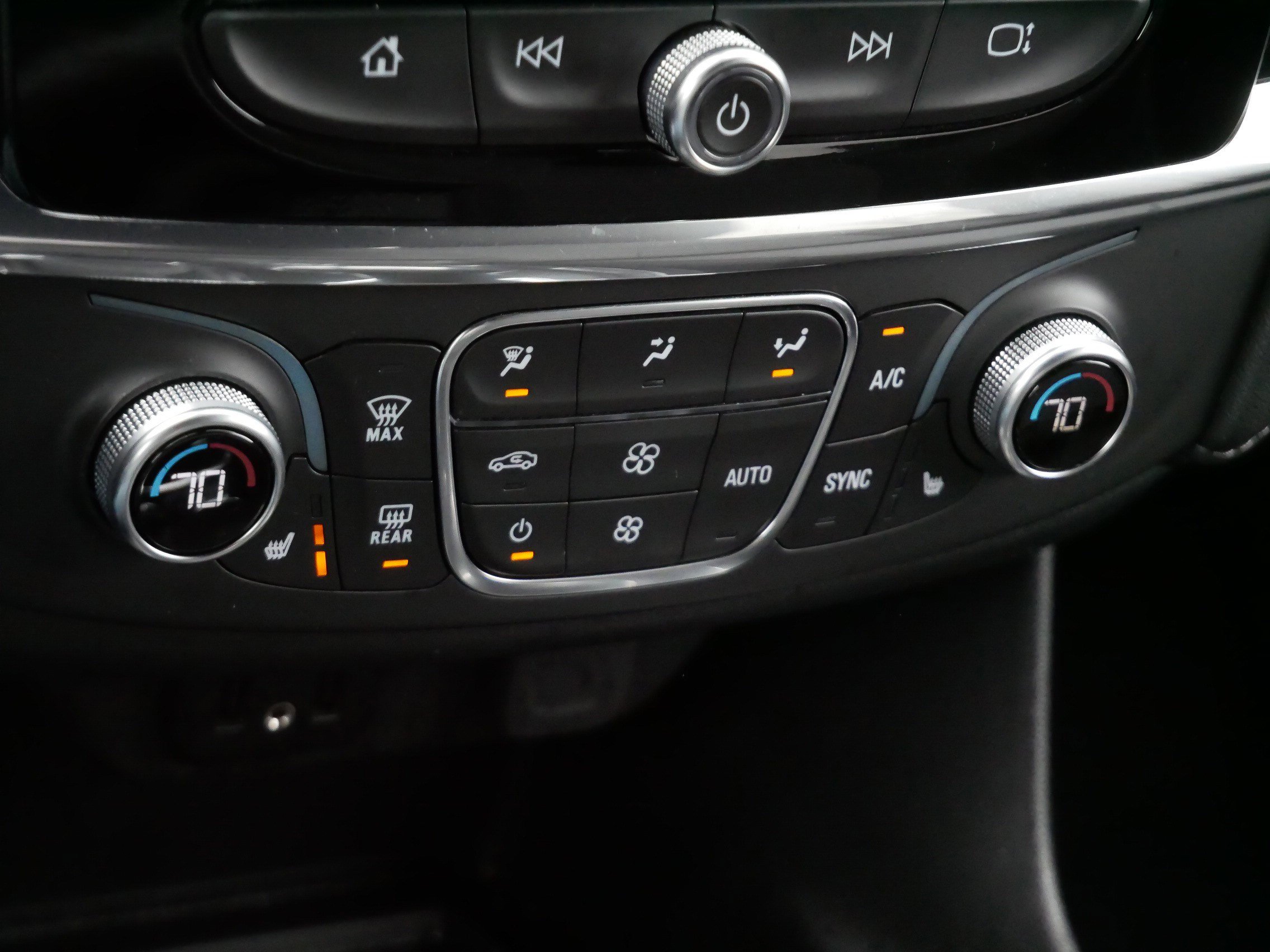 Used 2023 Chevrolet Traverse LT image 23