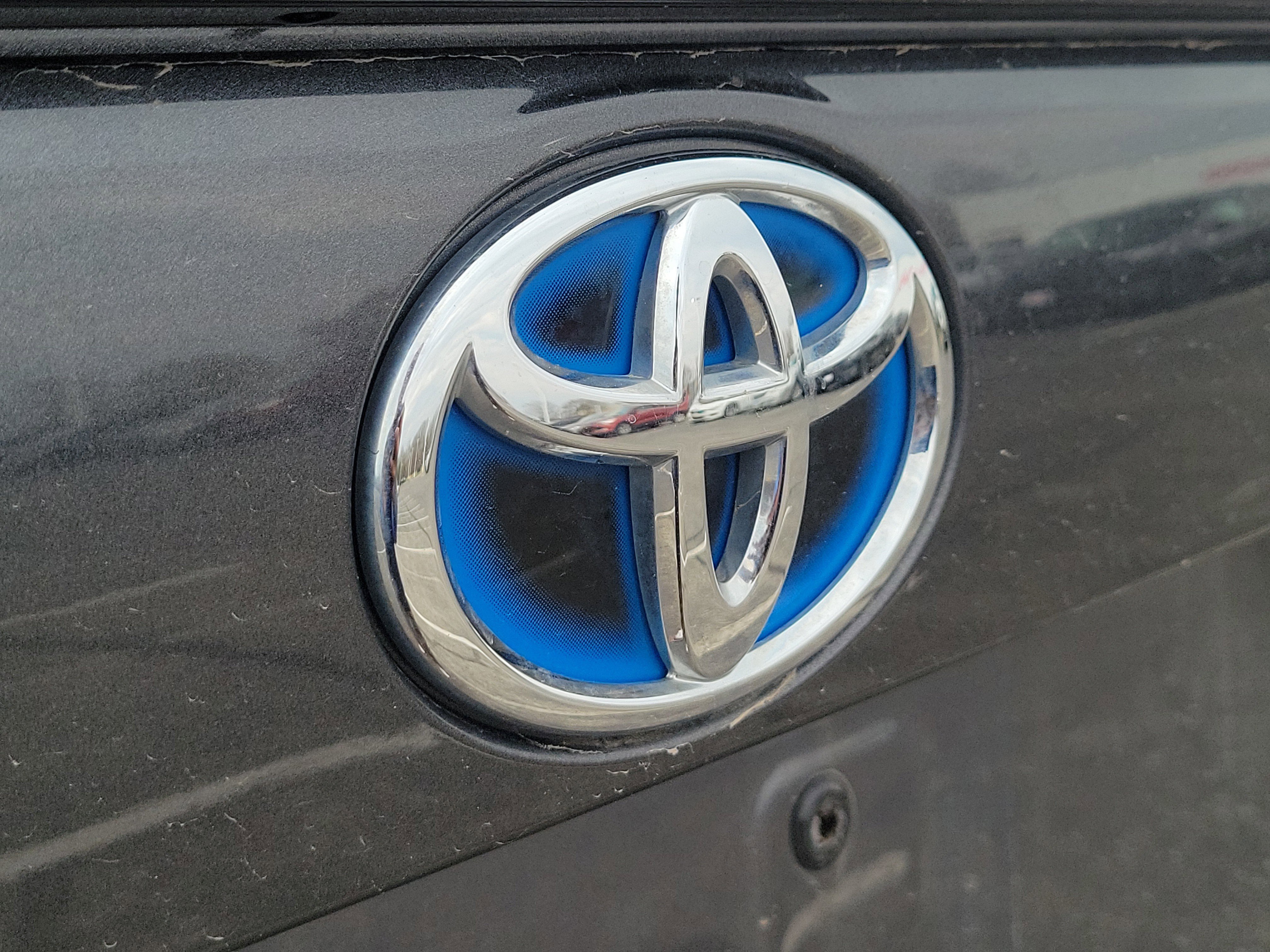 Used 2021 Toyota RAV4 LE image 6