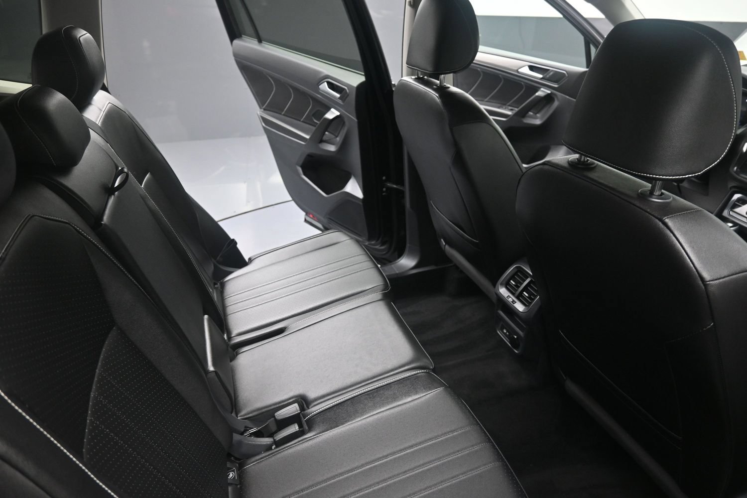 Used 2023 Volkswagen Tiguan SE AWD/4WD image 22