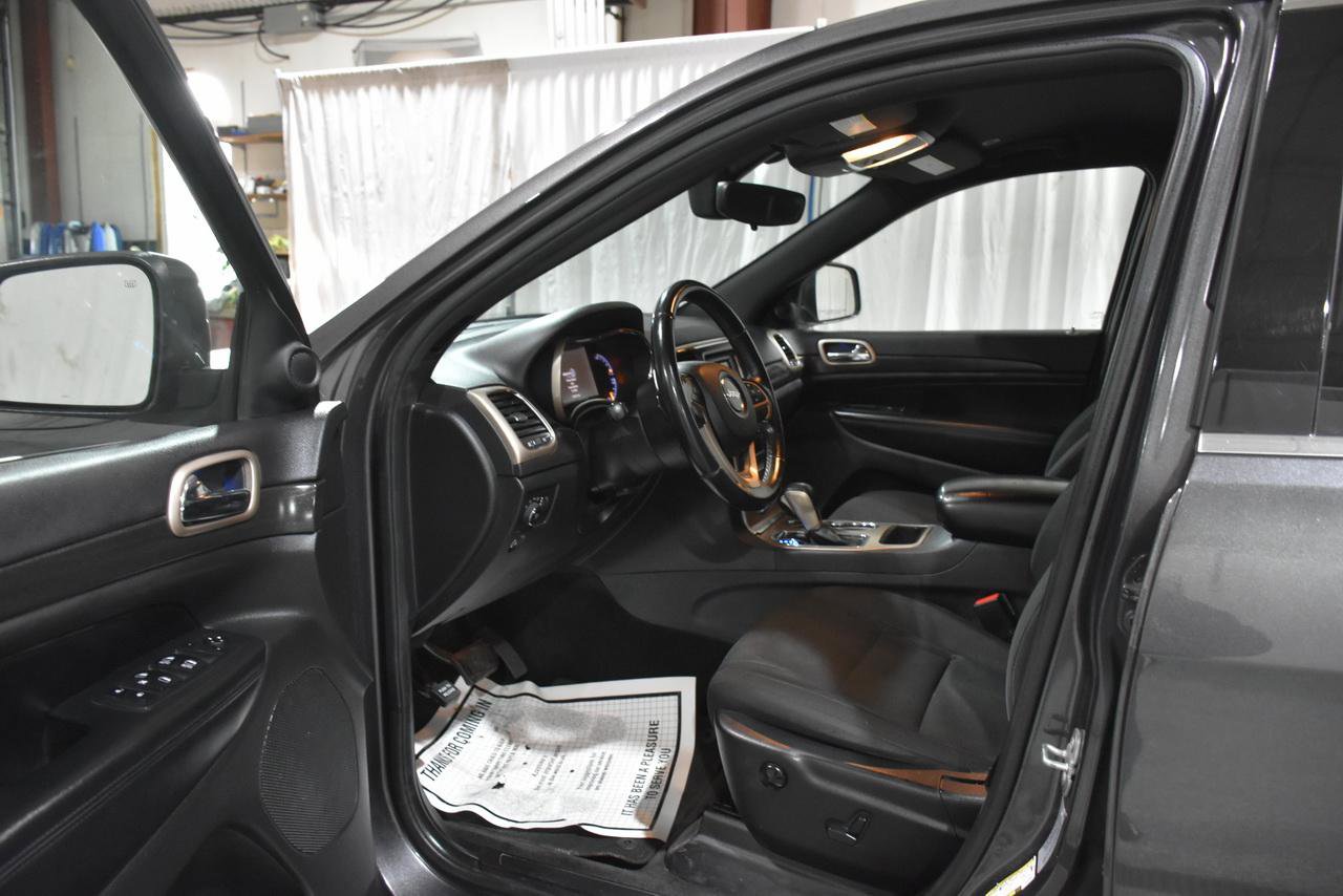 Used 2017 Jeep Grand Cherokee Laredo w/ Quick Order Package 23E AWD/4WD image 11