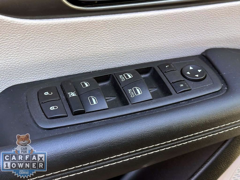 Used 2023 Chrysler Pacifica Touring-L image 21