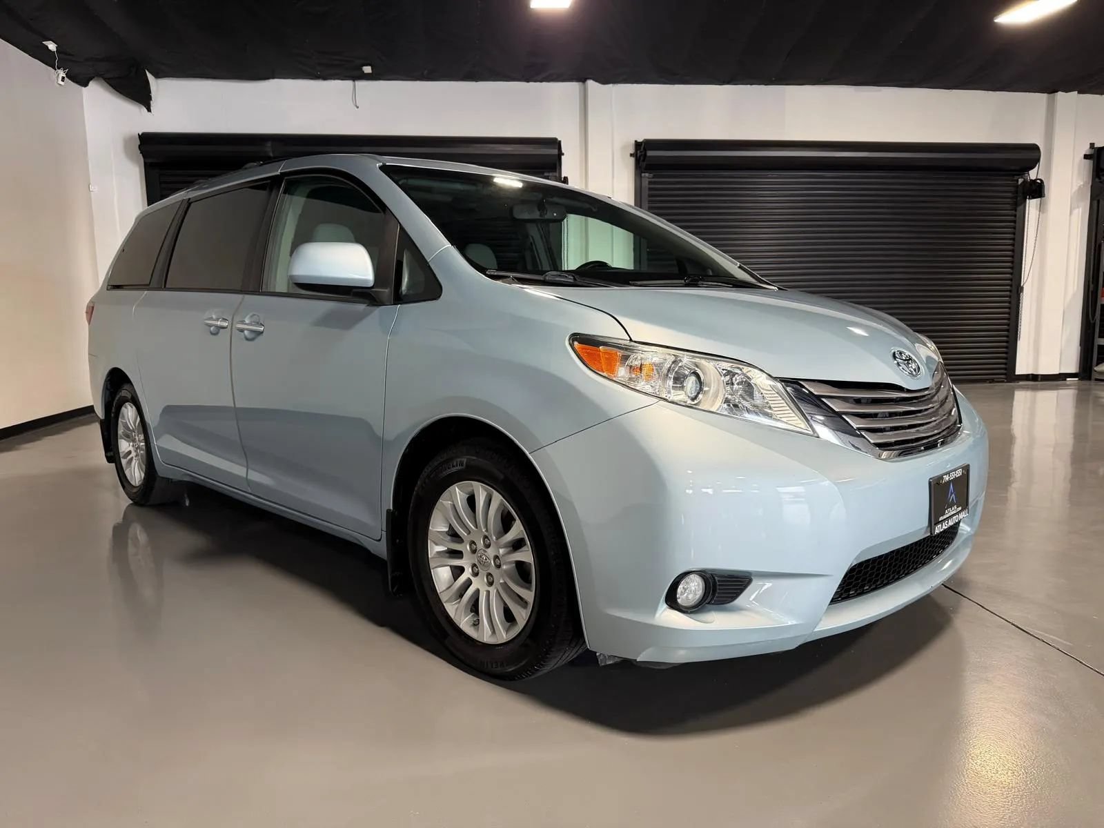 Used 2015 Toyota Sienna XLE Premium FWD image 3