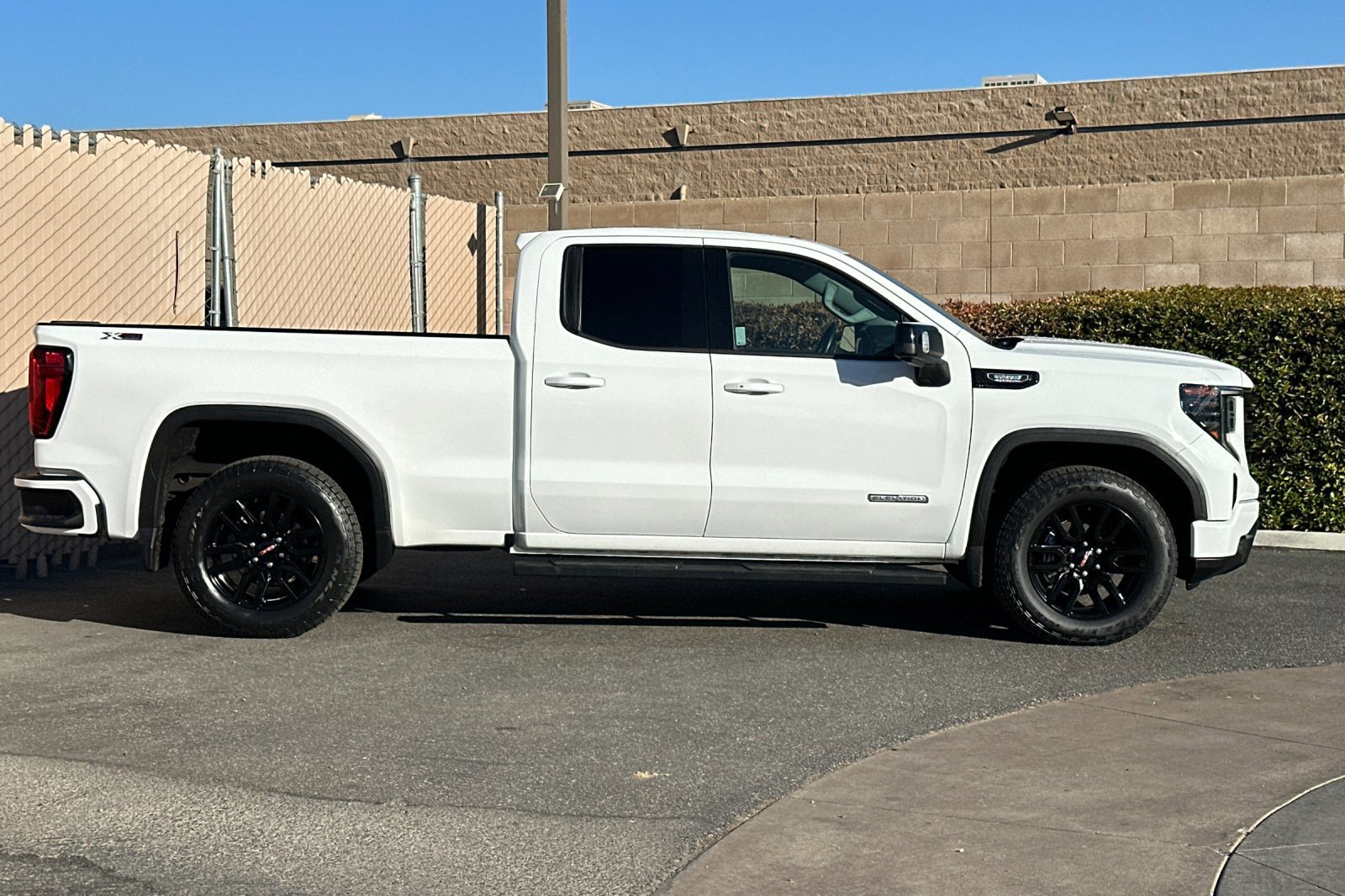 Certified 2022 GMC Sierra 1500 Elevation w/ Preferred Package AWD/4WD image 3