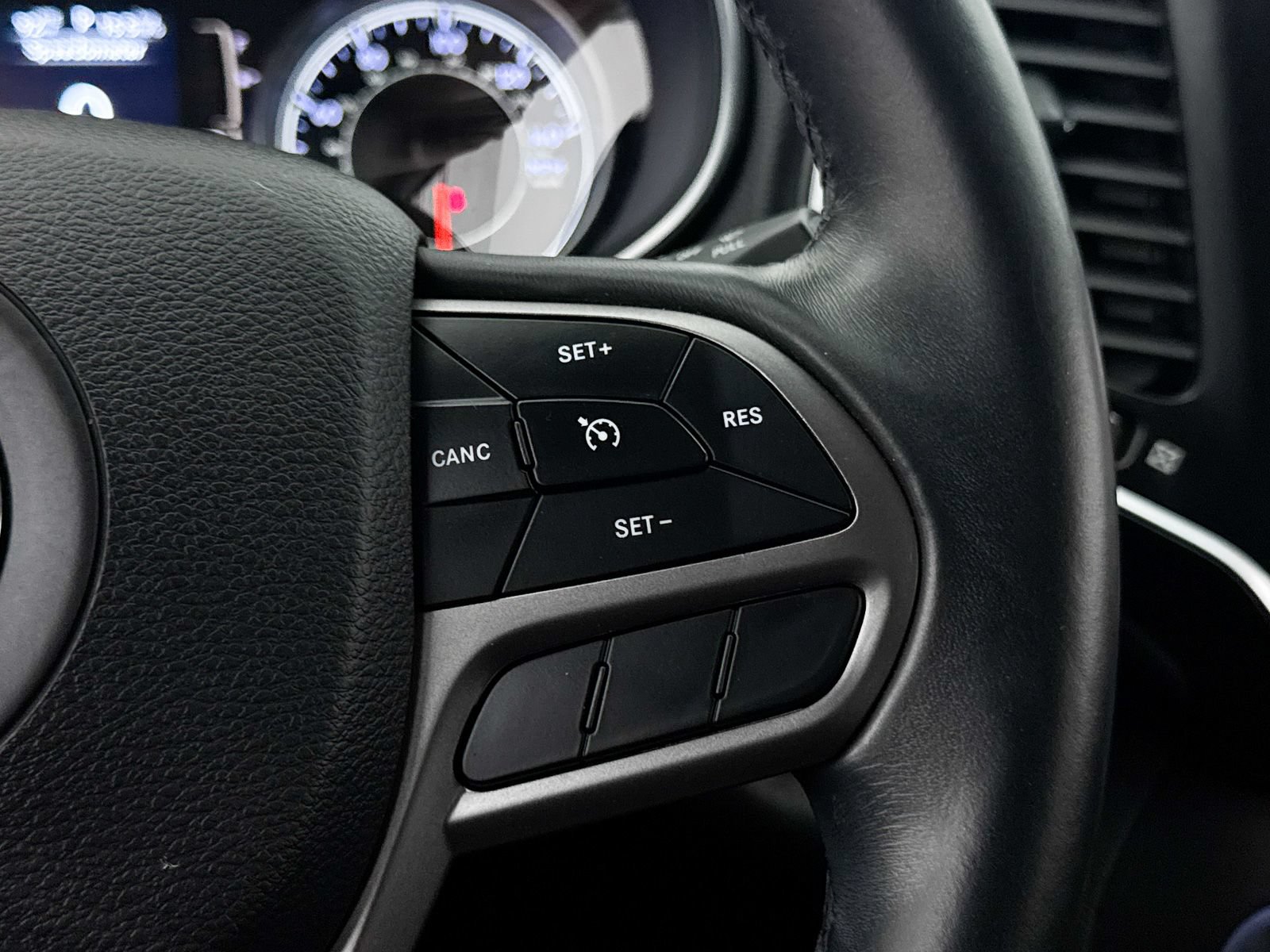 Used 2019 Jeep Cherokee Latitude Plus w/ Comfort/Convenience Group AWD/4WD image 34