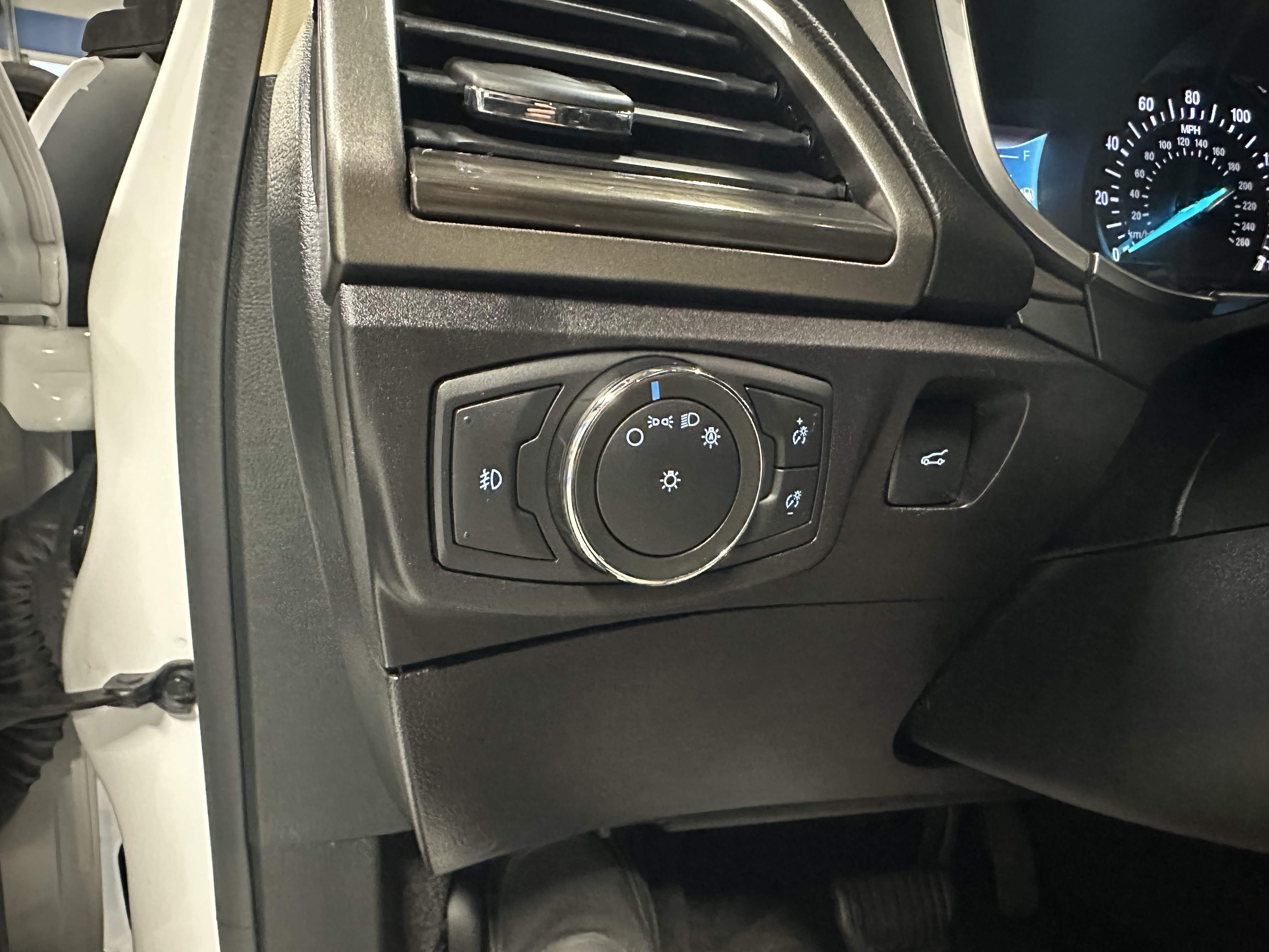 Used 2017 Ford Fusion SE w/ Fusion SE Technology Package FWD image 18