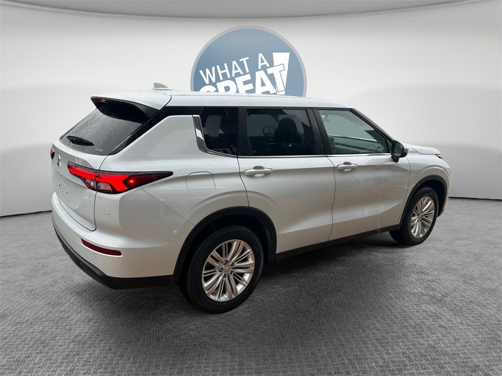 Used 2023 Mitsubishi Outlander ES image 3