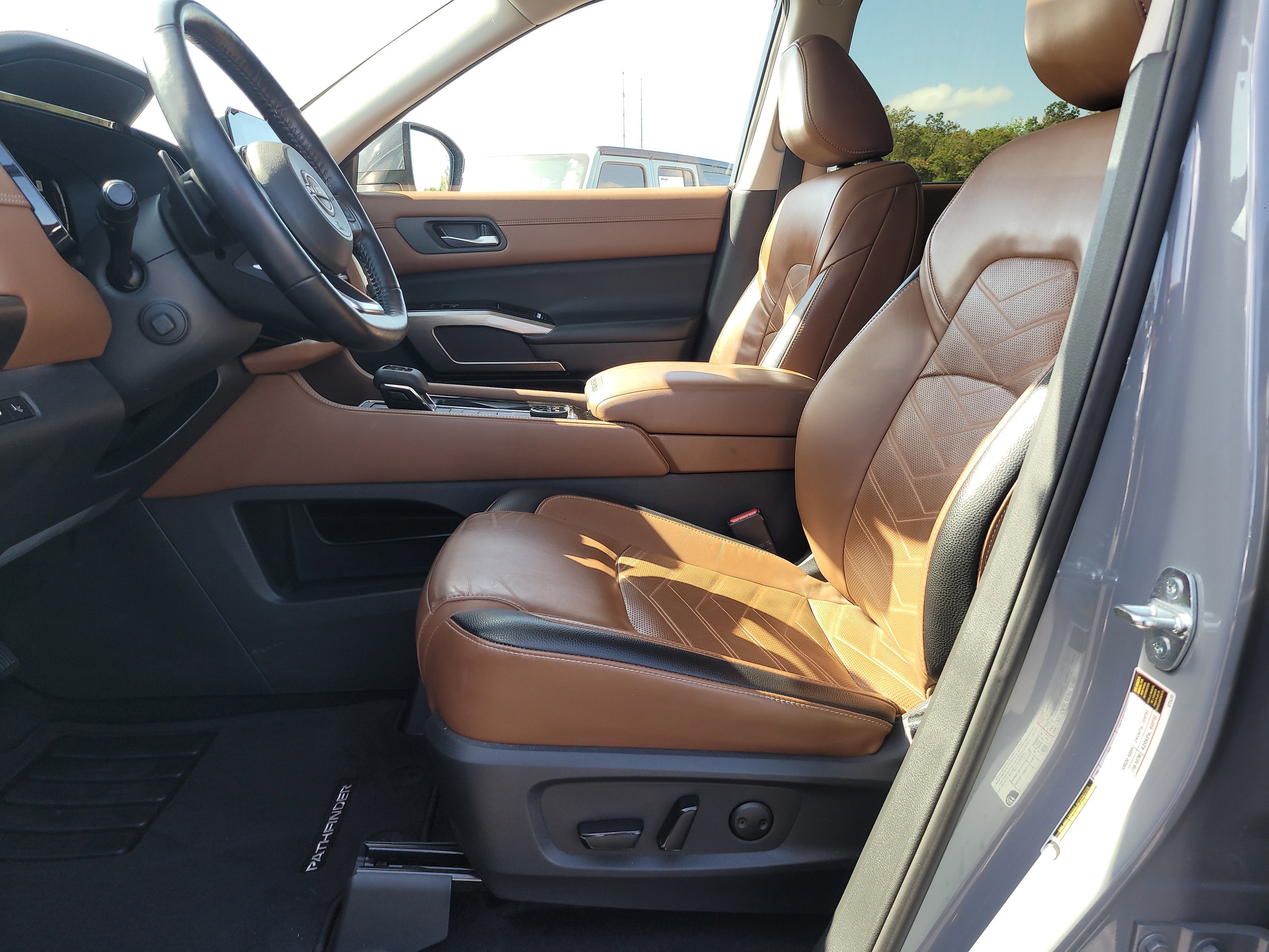 Used 2022 Nissan Pathfinder Platinum w/ Cargo Package image 17