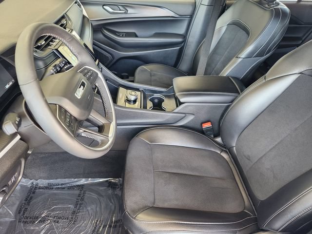 Used 2025 Jeep Grand Cherokee Altitude RWD image 4