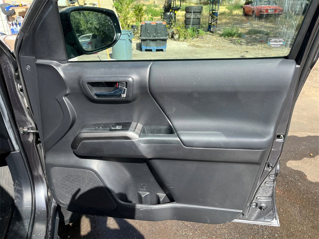 Used 2022 Toyota Tacoma TRD Off-Road image 17