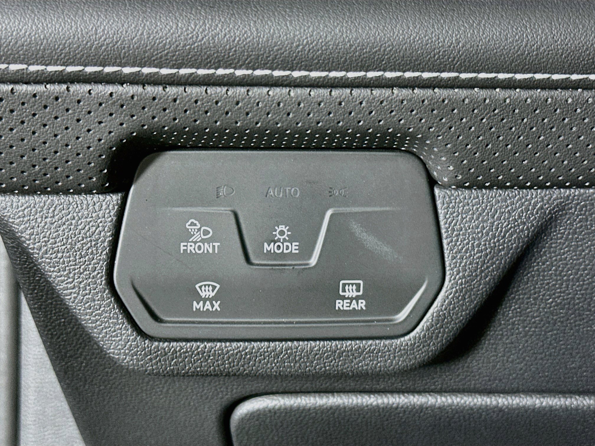 Used 2025 Volkswagen Atlas SE FWD image 17