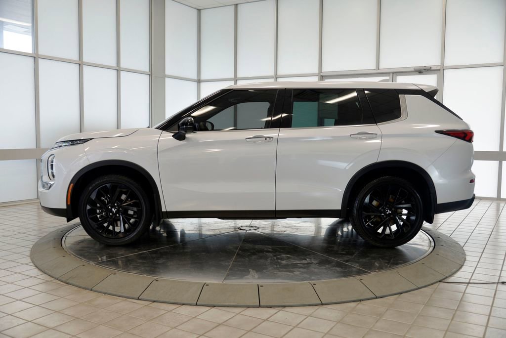 Used 2023 Mitsubishi Outlander SE Black Edition image 5