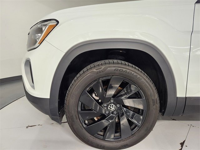 Used 2024 Volkswagen Atlas SE w/ Black Wheel Package image 11