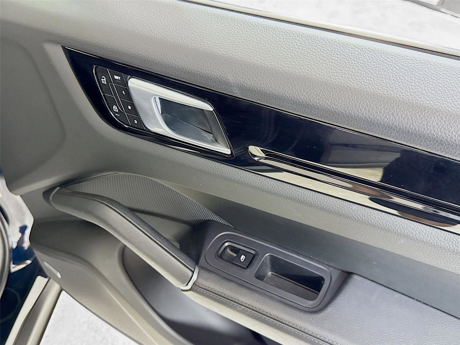 Used 2022 Porsche Cayenne Coupe w/ Premium Package image 36