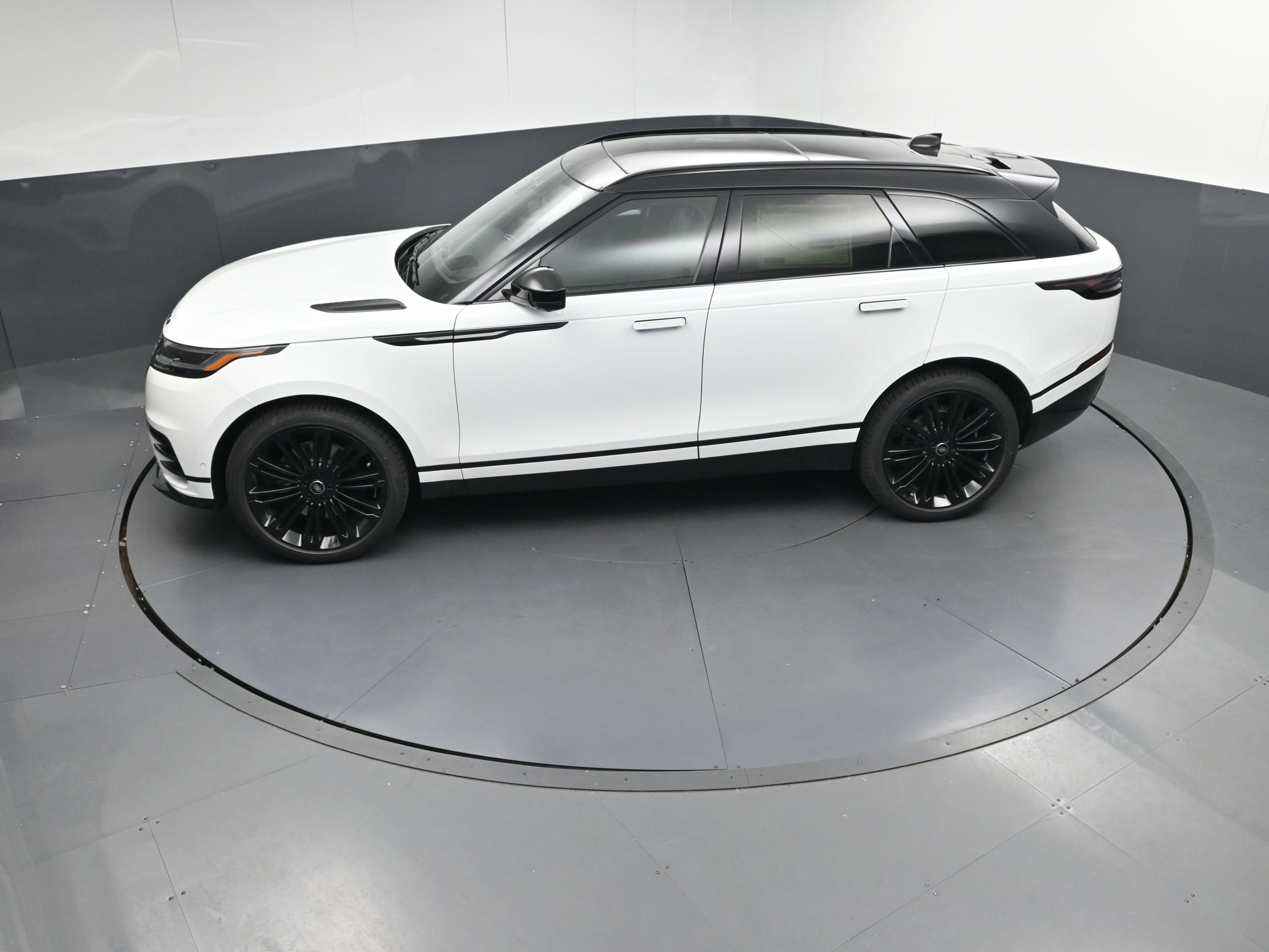 New 2026 Land Rover Range Rover Velar Dynamic SE image 31