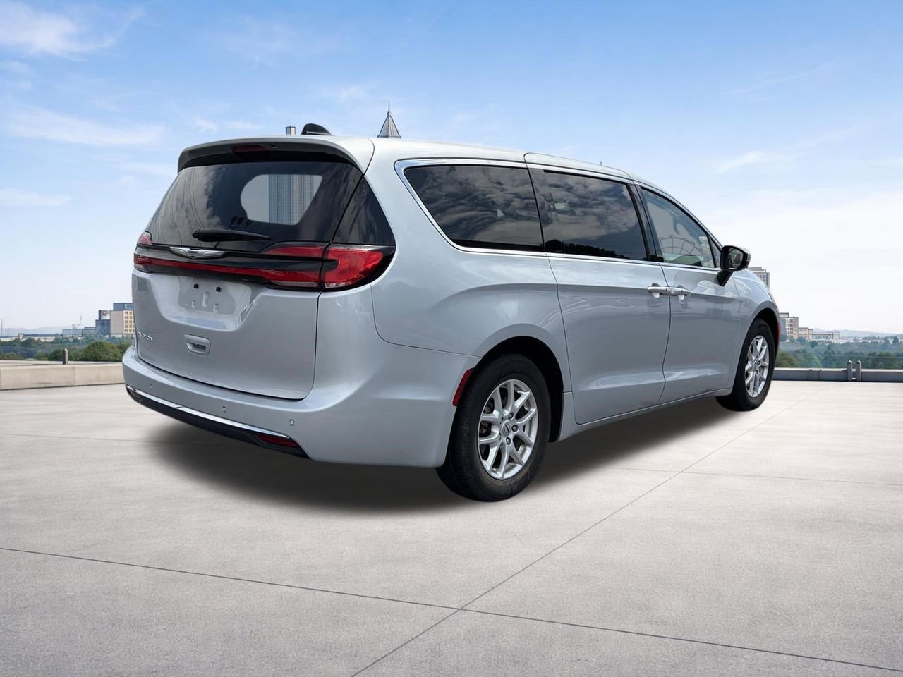 Used 2023 Chrysler Pacifica Touring-L FWD image 5