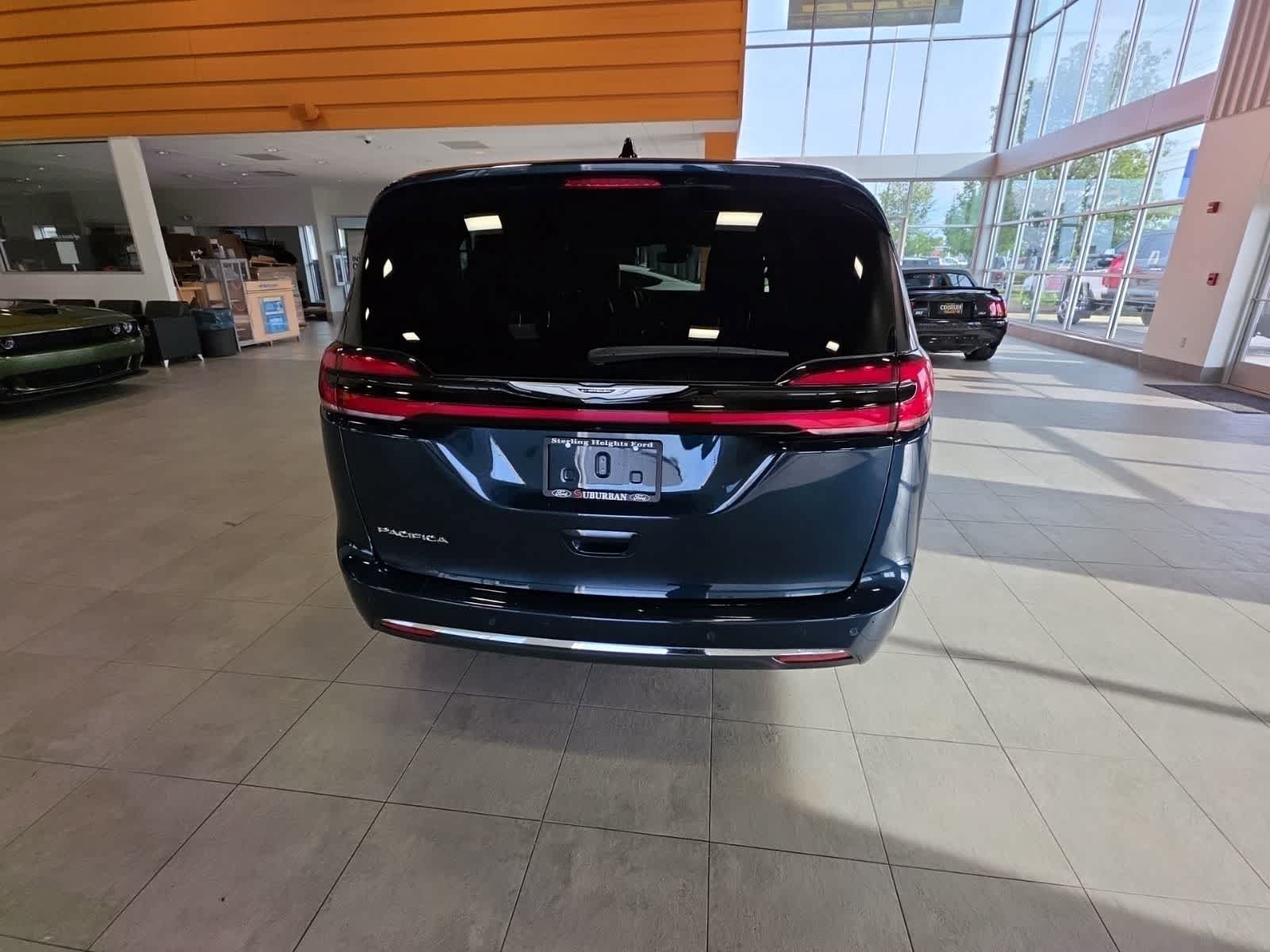 Used 2025 Chrysler Pacifica Select FWD image 9