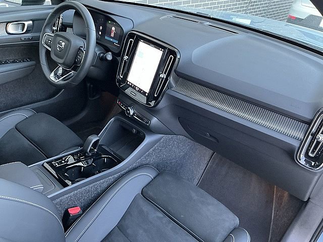 Used 2025 Volvo XC40 B5 Plus image 20
