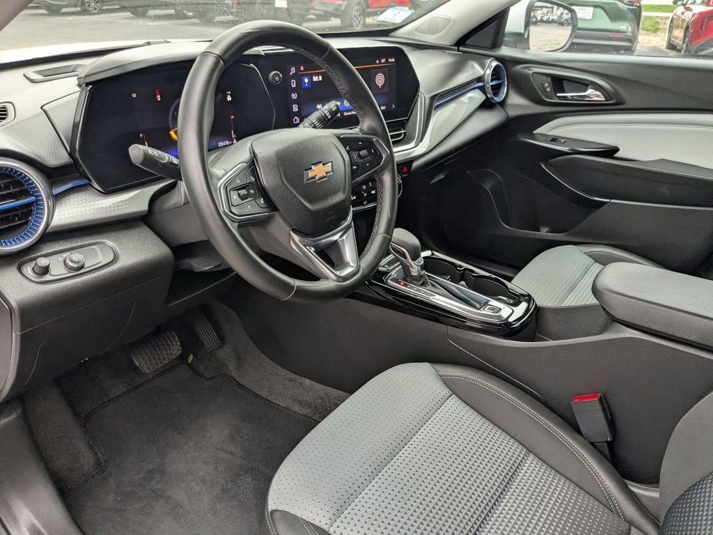Used 2025 Chevrolet Trax LT w/ LT Convenience Package FWD image 13