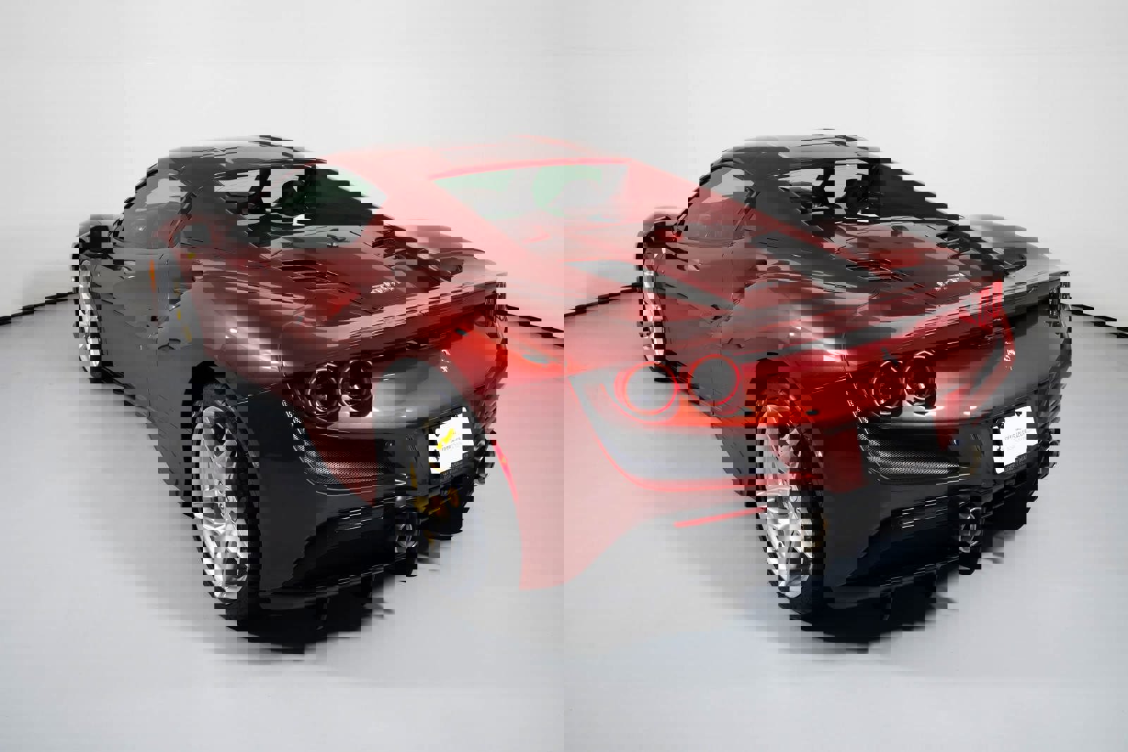 Used 2023 Ferrari F8 Spider image 15