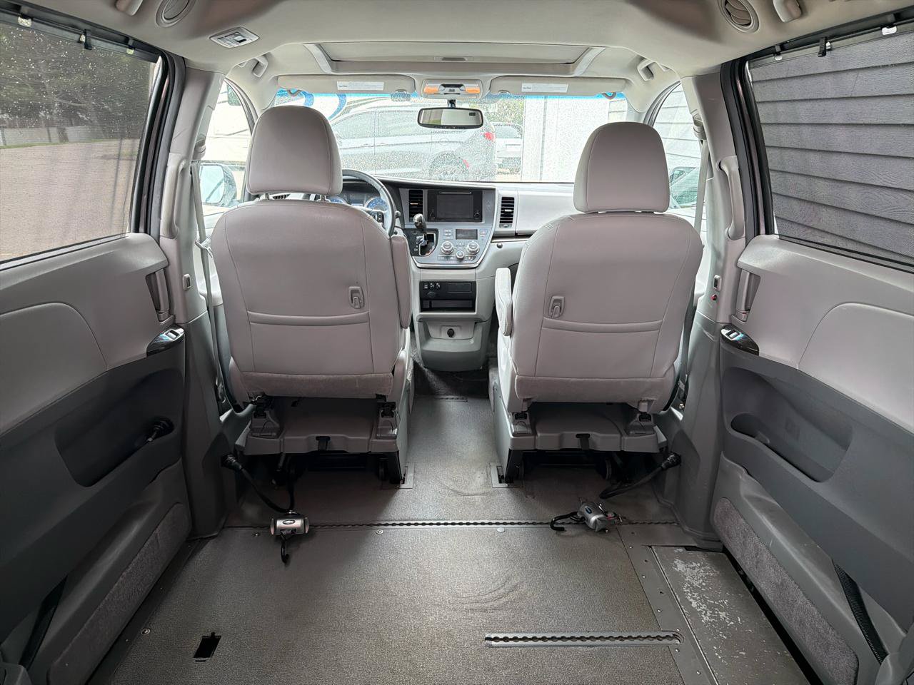 Used 2017 Toyota Sienna XLE FWD image 13