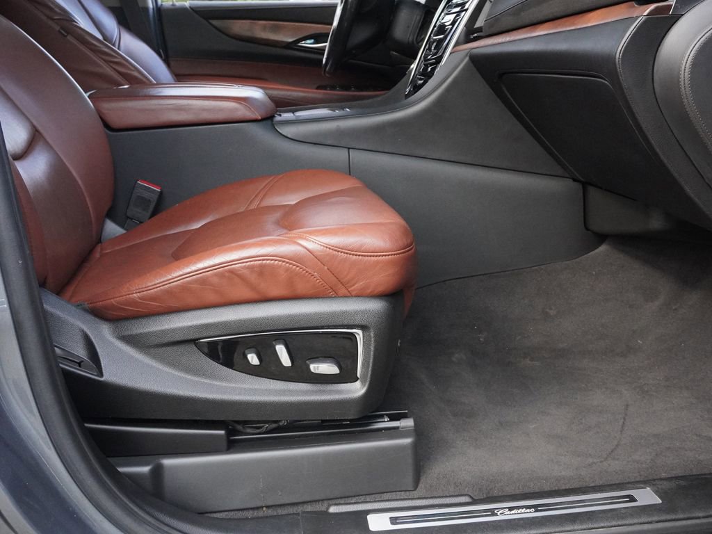 Used 2020 Cadillac Escalade Luxury w/ Escalade Sport Edition image 32