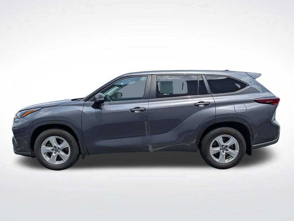 Used 2024 Toyota Highlander LE FWD video 2