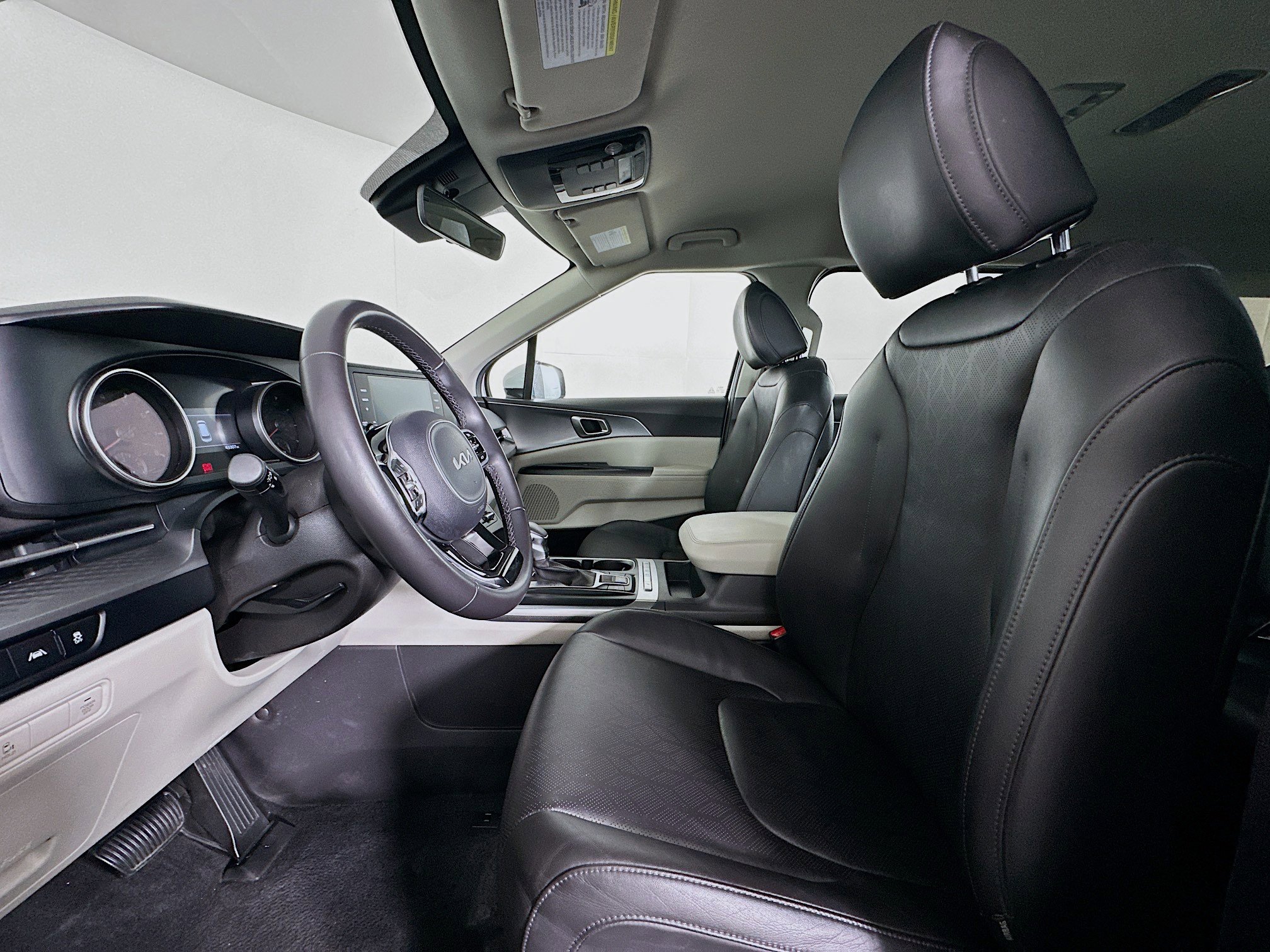 Used 2024 Kia Carnival LX image 13