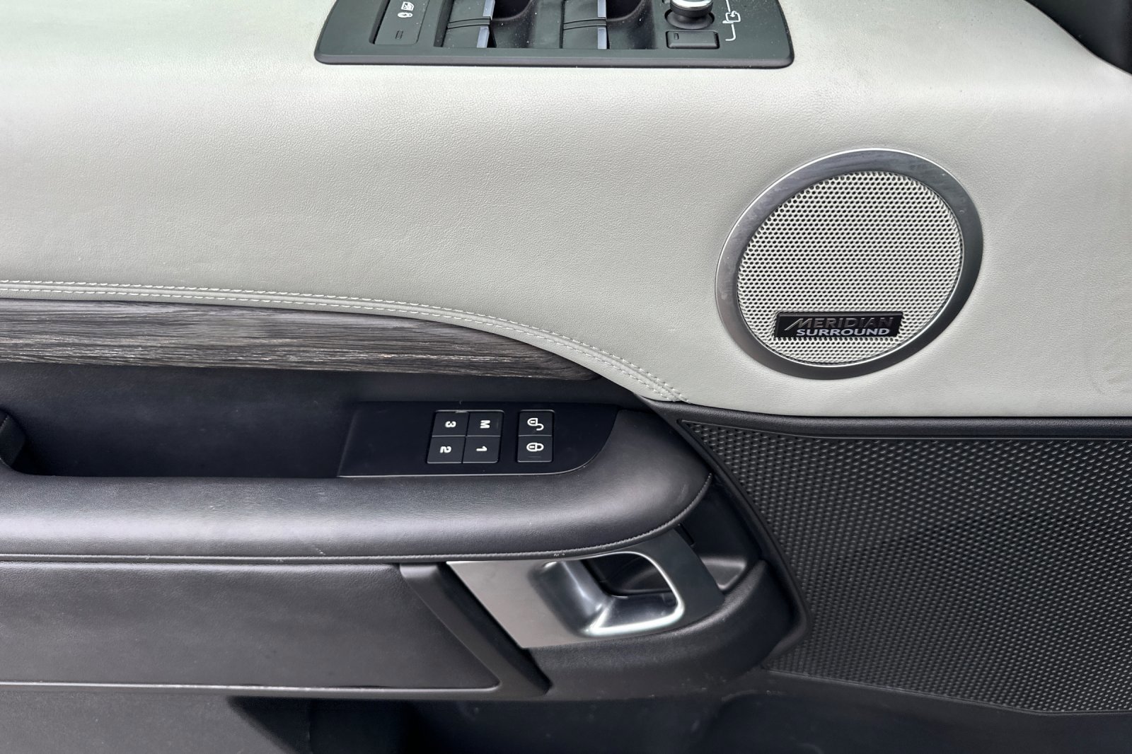 Used 2020 Land Rover Discovery HSE Luxury image 11