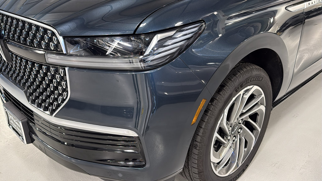 Used 2026 Lincoln Navigator L Reserve AWD/4WD image 7