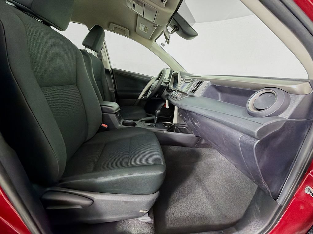Used 2018 Toyota RAV4 LE FWD image 27