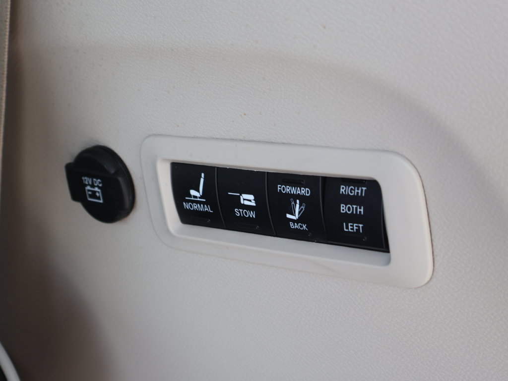 Used 2022 Chrysler Pacifica Limited FWD image 16