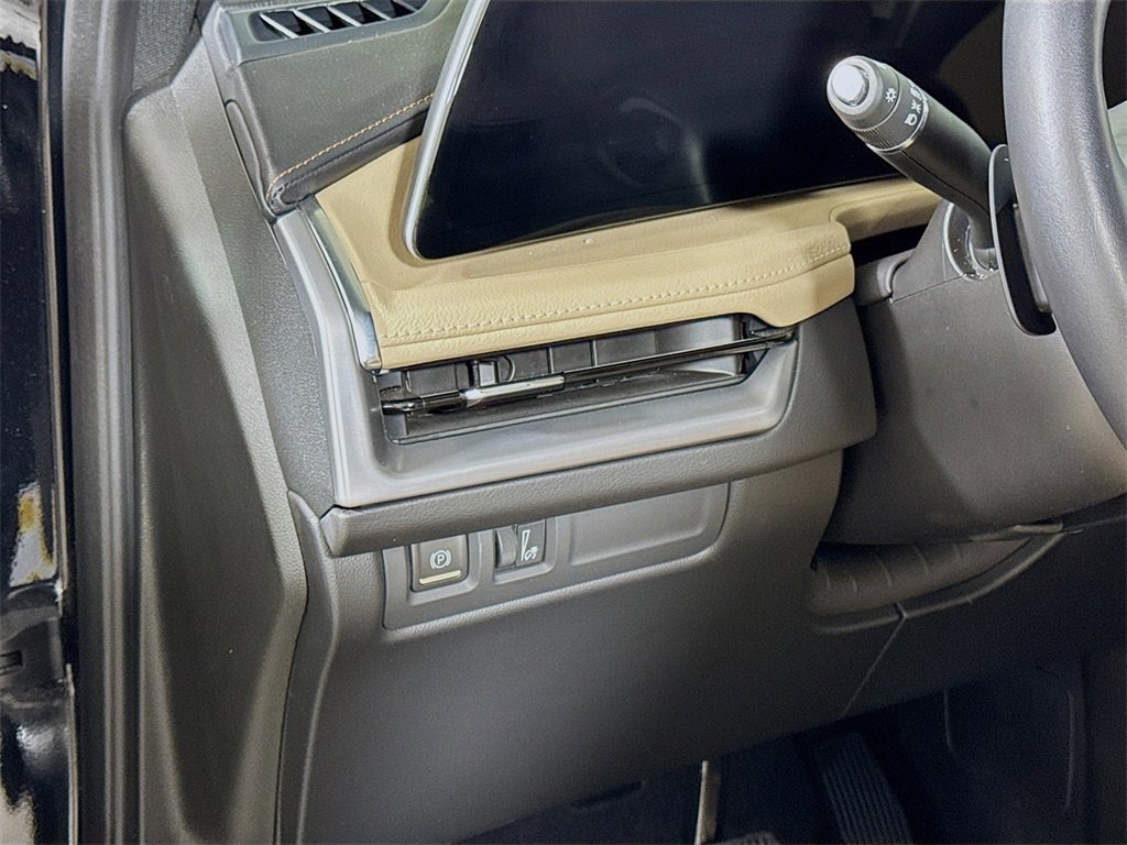 Certified 2025 Cadillac XT4 Premium Luxury image 8