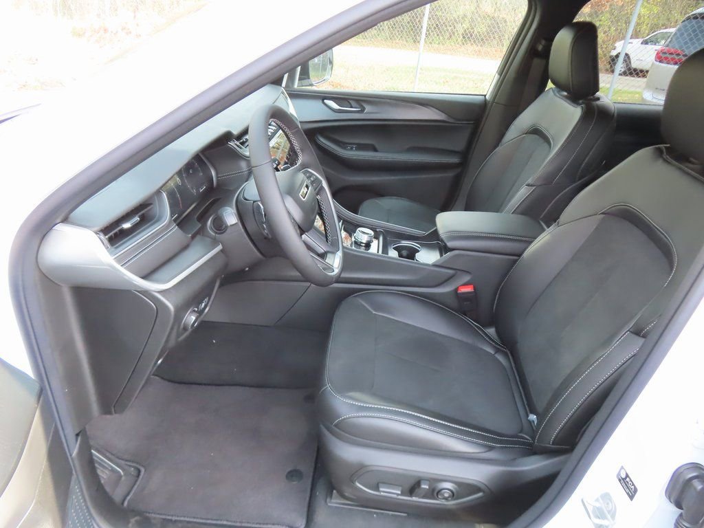 New 2025 Jeep Grand Cherokee Altitude image 19