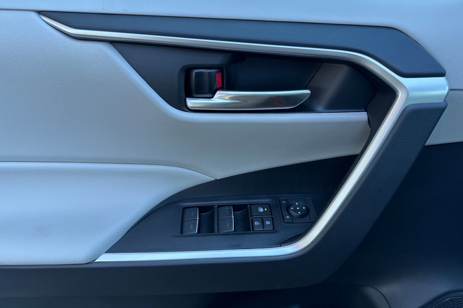 New 2025 Toyota RAV4 XLE image 11