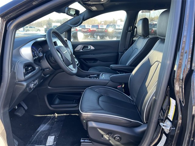 New 2026 Chrysler Pacifica Limited w/ Uconnect Theater Family Group image 4