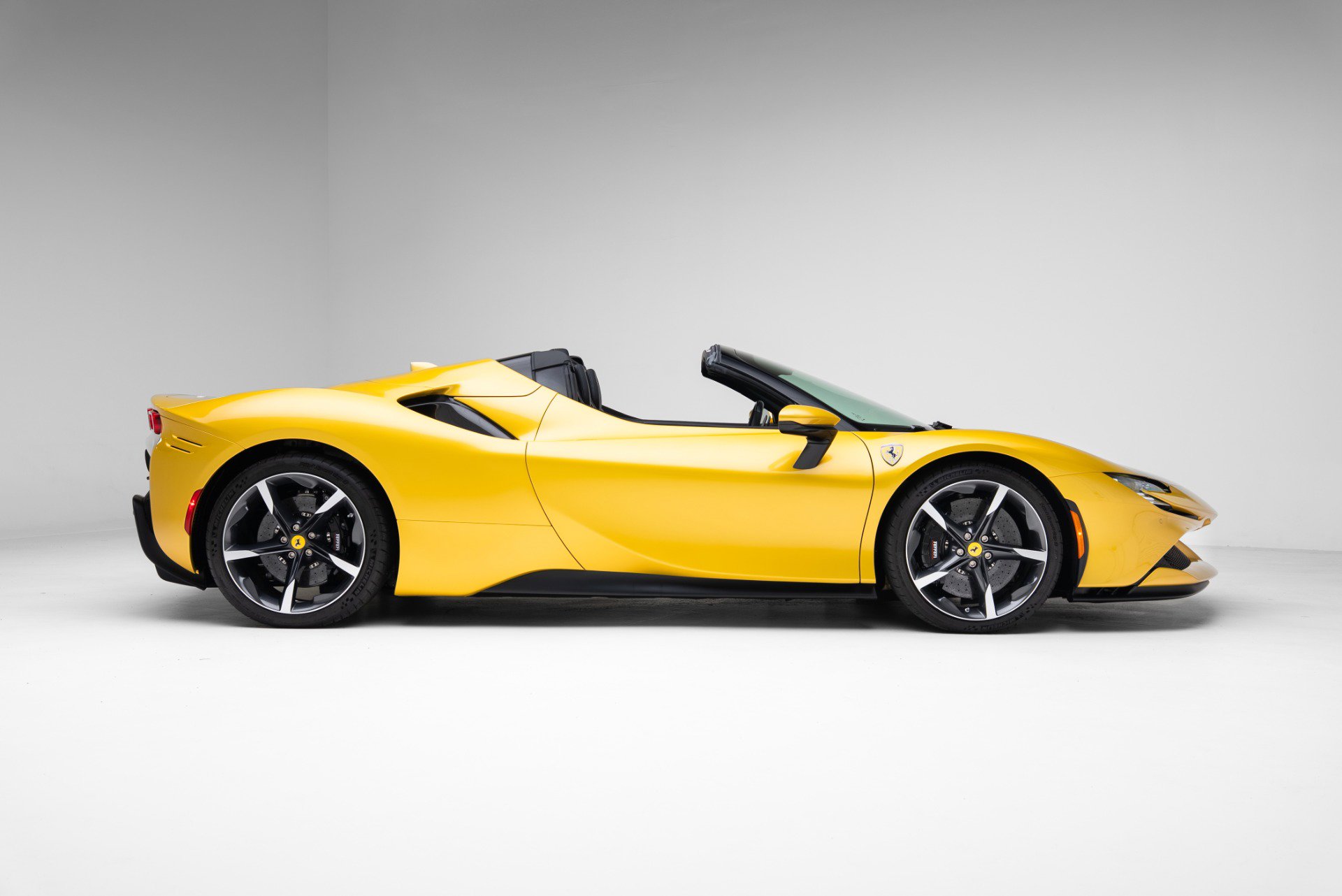 Used 2023 Ferrari SF90 Spider AWD/4WD image 4