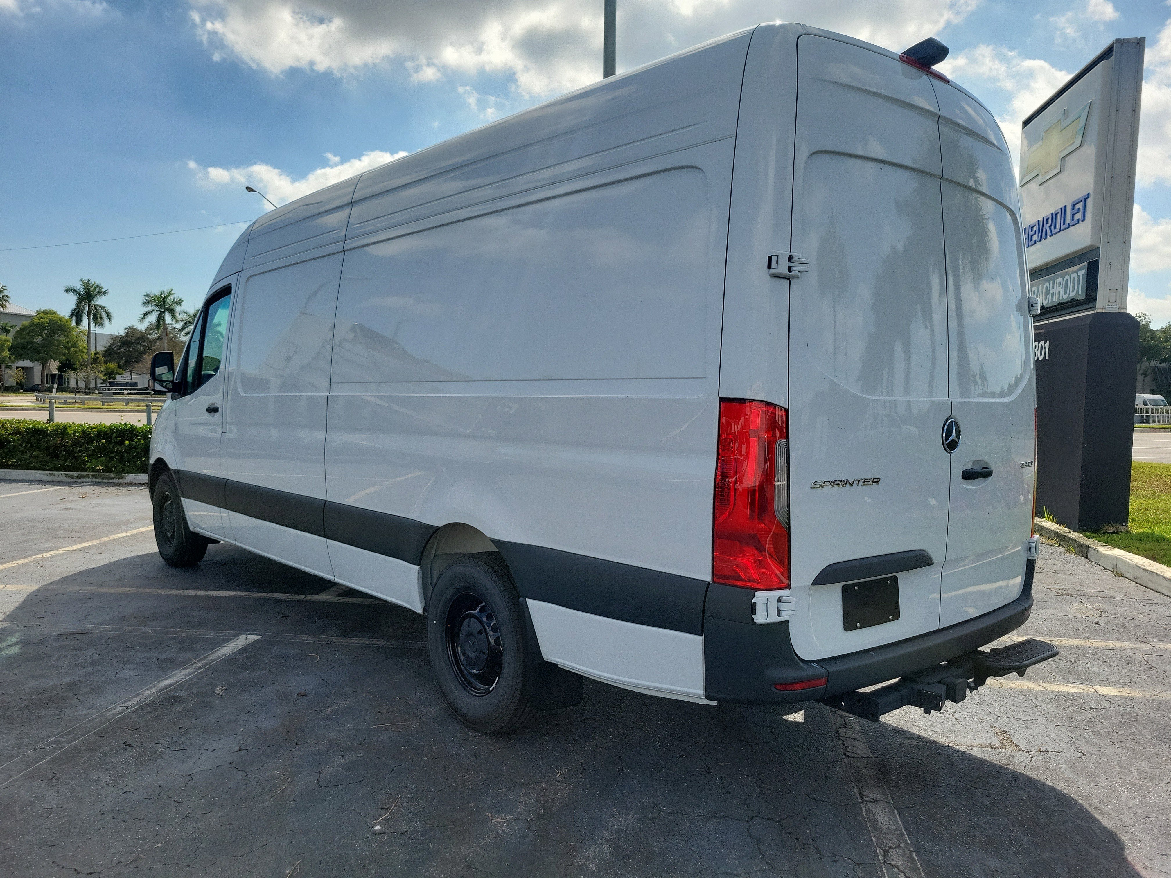 Used 2025 Mercedes-Benz Sprinter 2500 image 4