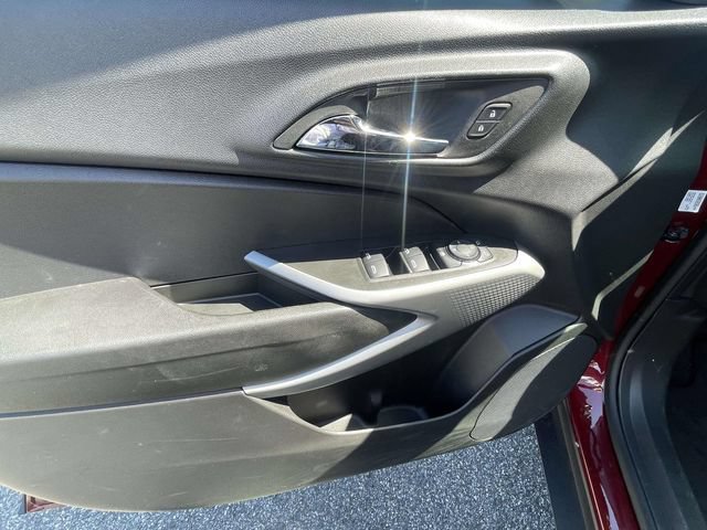 Certified 2024 Chevrolet Trax RS w/ Sunroof Package FWD image 16