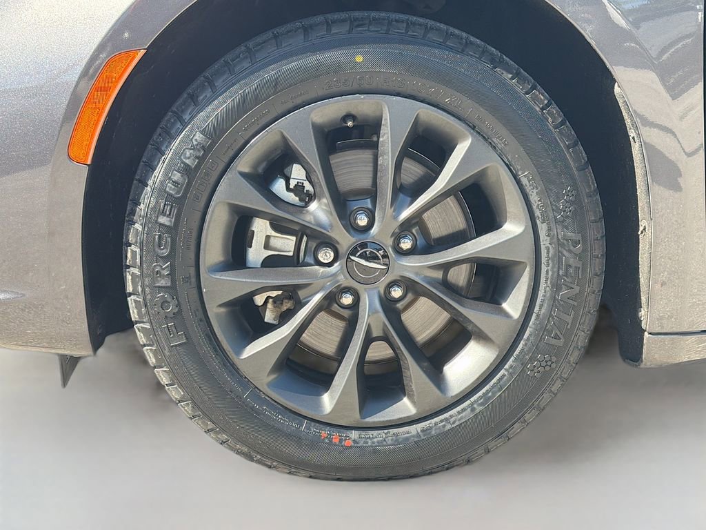 Used 2021 Chrysler Pacifica Touring w/ S Appearance Package image 34