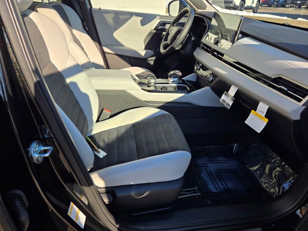 New 2026 Mitsubishi Outlander SE image 4