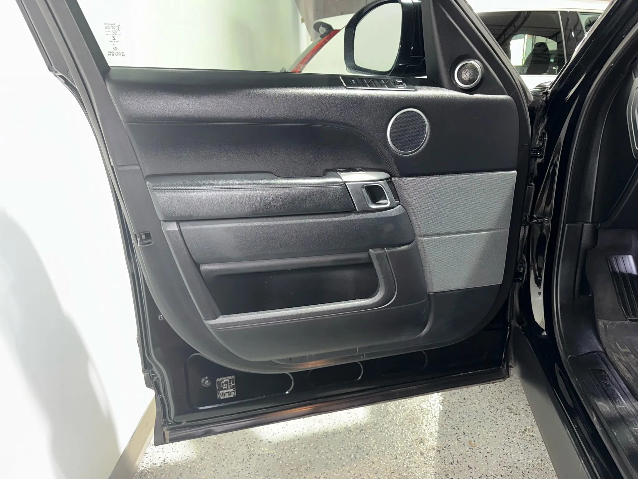 Used 2017 Land Rover Range Rover Sport SE image 10