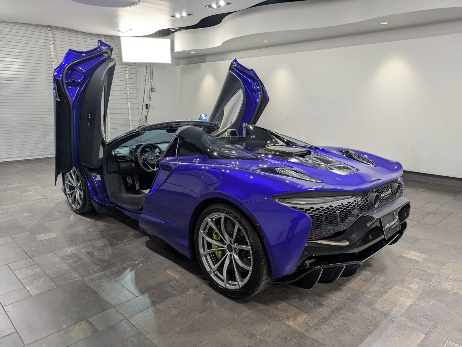 Used 2025 McLaren Artura Spider image 29