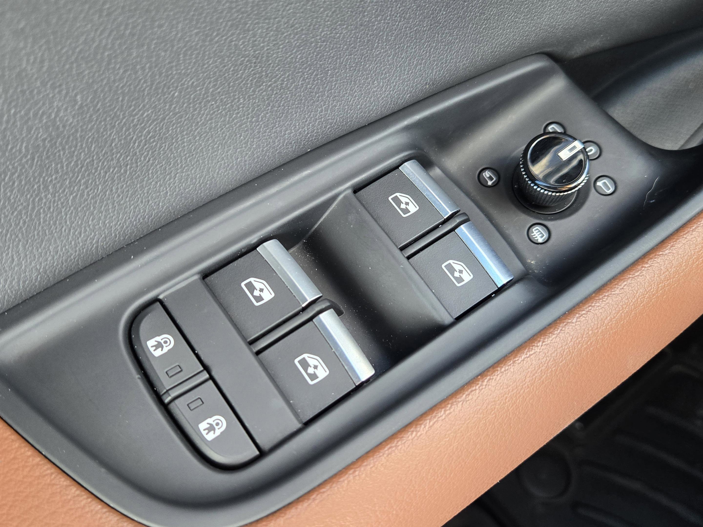 Used 2023 Audi Q8 Premium image 13