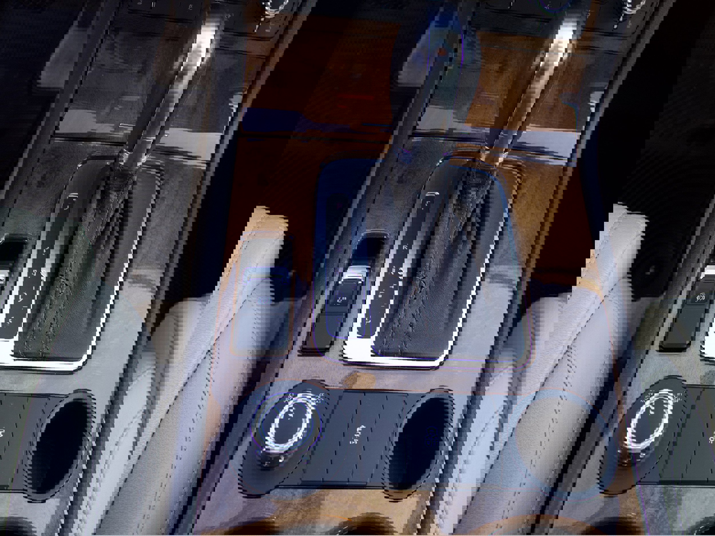 Used 2012 Volkswagen Touareg TDI image 23