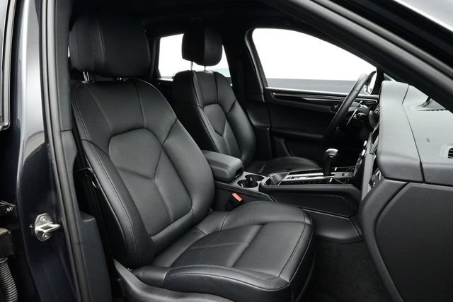 Certified 2025 Porsche Macan AWD/4WD image 17